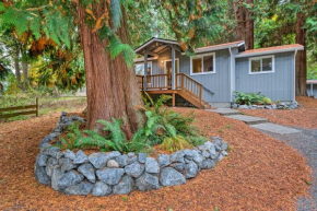 House with Deck on Whidbey Island, 1 Mi from Shore!